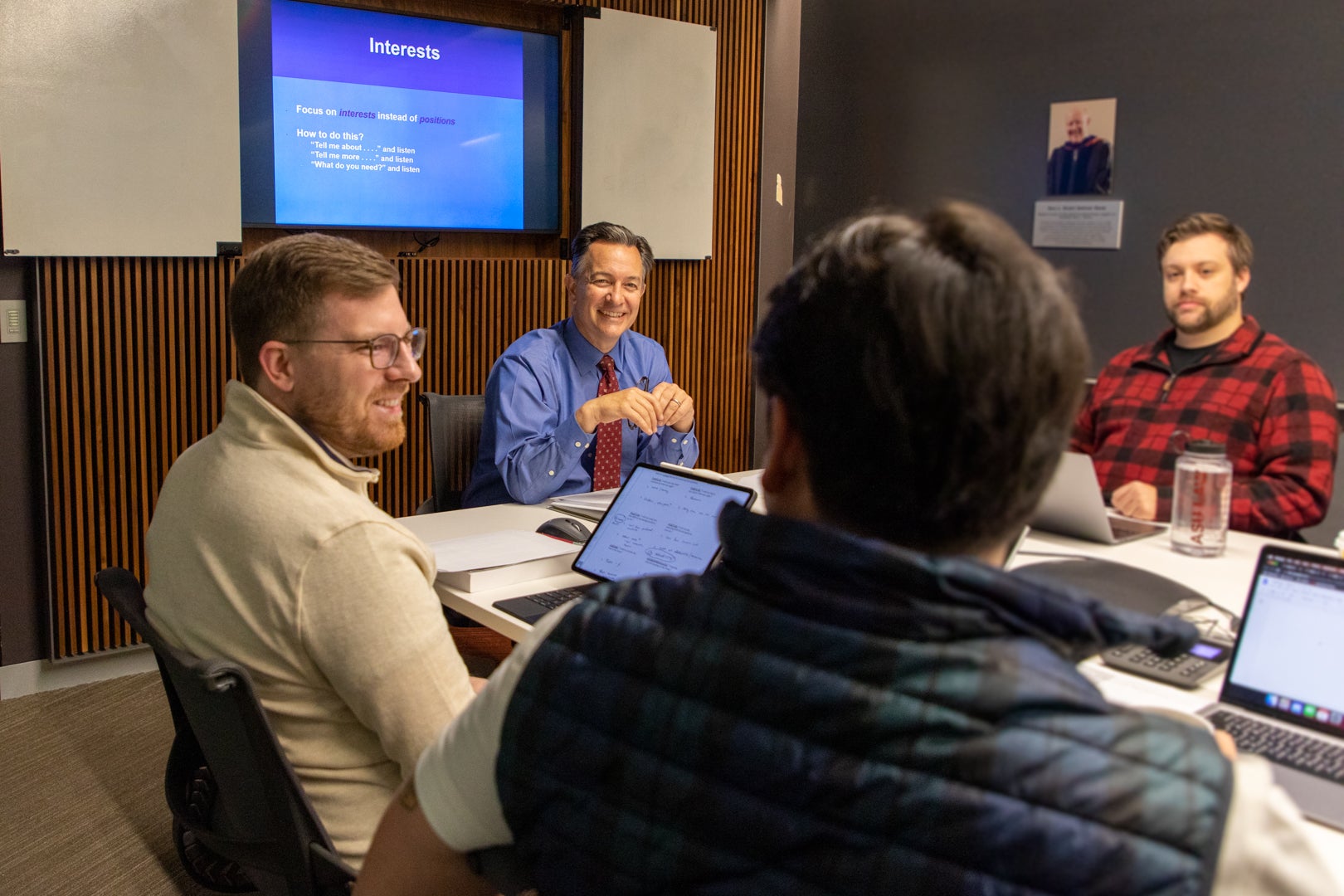 Professor Art Hinshaw talking with student during a Mediation clinic meeting.